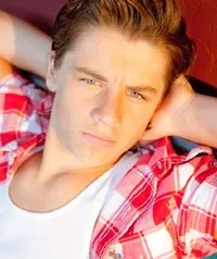 영화배우인 네이선 반슨의 대표 이미지