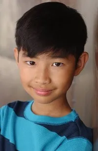 영화배우인 이선 디존의 대표 이미지