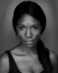 영화배우인 레이나 캠벨의 대표 이미지