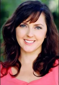 영화배우인 크리스티나 휴즈의 대표 이미지