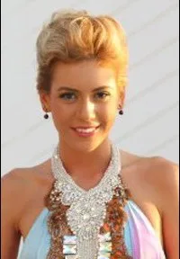 영화배우인 시넴 코발의 대표 이미지