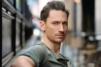 영화배우인 데렉 윌슨의 대표 이미지