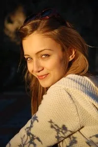 영화배우인 담라 쇤메즈의 대표 이미지