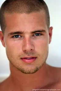 영화배우인 리드 톰슨의 대표 이미지