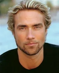 영화배우인 루카스 하셀의 대표 이미지