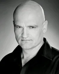 영화배우인 폴 맥닐리의 대표 이미지