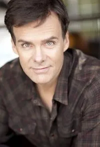 영화배우인 찰리 미니의 대표 이미지