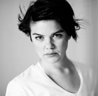 영화배우인 요안나 하르티의 대표 이미지