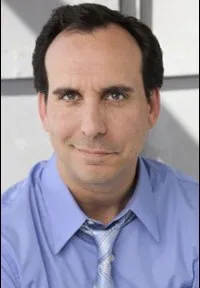 영화배우인 크리스 루스티의 대표 이미지