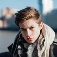 영화배우인 다미안 하르둔그의 대표 이미지