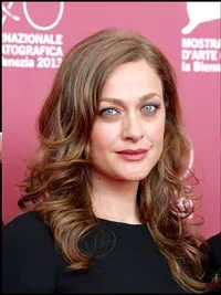 영화배우인 엘레니 루시누의 대표 이미지