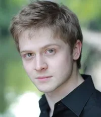 영화배우인 사이먼 진티의 대표 이미지