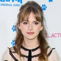 영화배우인 에밀리아 존스의 대표 이미지