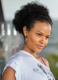 영화배우인 페트로넬라 츄마의 대표 이미지