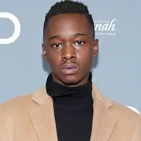 영화배우인 애쉬튼 샌더스의 대표 이미지