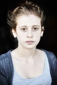 영화배우인 야라 필라르츠의 대표 이미지