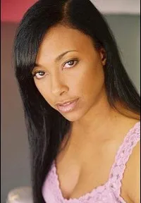 영화배우인 자스민 루이스의 대표 이미지