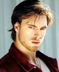 영화배우인 맥스 아리아의 대표 이미지