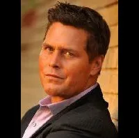 영화배우인 에릭 스콧 우즈의 대표 이미지