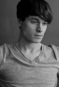 영화배우인 로리 칼버트의 대표 이미지