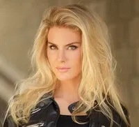 영화배우인 켈리 그레이슨의 대표 이미지