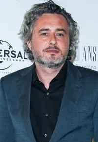 영화감독인 니콜라스 레의 대표 이미지