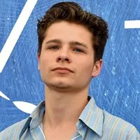 영화배우인 토비 월레스의 대표 이미지