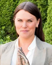 영화배우인 미아 스케링거의 대표 이미지