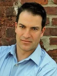 영화배우인 제레미 홀름의 대표 이미지