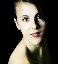 영화배우인 니콜 페로니의 대표 이미지