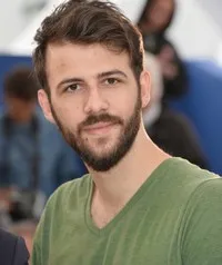 영화배우인 니코스 겔리아의 대표 이미지