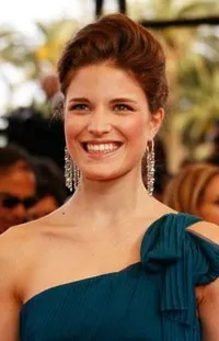 영화배우인 알레시아 피오반의 대표 이미지