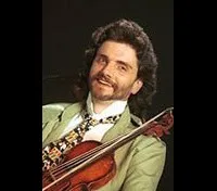 영화배우인 이크 고미스의 대표 이미지