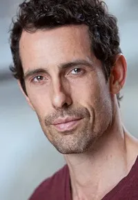 영화배우인 미칼 베이츠의 대표 이미지