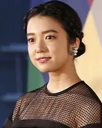 영화배우인 카미시라이시 모네의 대표 이미지