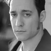 영화배우인 스터링 허스트의 대표 이미지