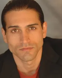 영화배우인 니콜라스 조지의 대표 이미지