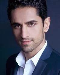 영화배우인 알리 모멘의 대표 이미지