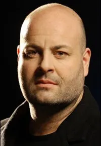 영화배우인 예르네이 수그만의 대표 이미지