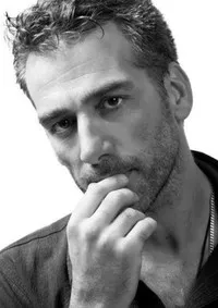 영화배우인 니코 타바제의 대표 이미지