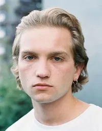 영화배우인 루카스 이오네스코의 대표 이미지