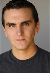 영화배우인 레오 올리바의 대표 이미지