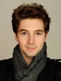 영화배우인 로베르토 어과이어의 대표 이미지