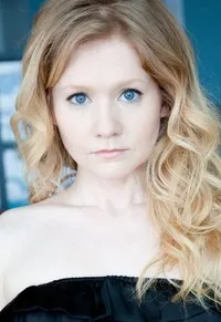 영화배우인 찰린 클로시의 대표 이미지