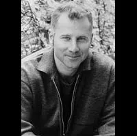 소설가인 탐 페로타의 대표 이미지