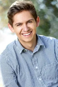 영화배우인 이선 리버턴의 대표 이미지