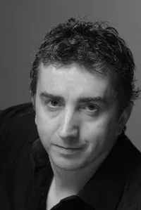 시나리오작가인 제임스 맥리에이디의 대표 이미지