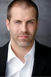 영화배우인 애덤 사이먼의 대표 이미지