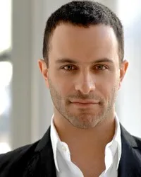 영화배우인 아론 코스타 가니스의 대표 이미지