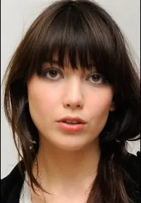 모델인 데이지 로우의 대표 이미지